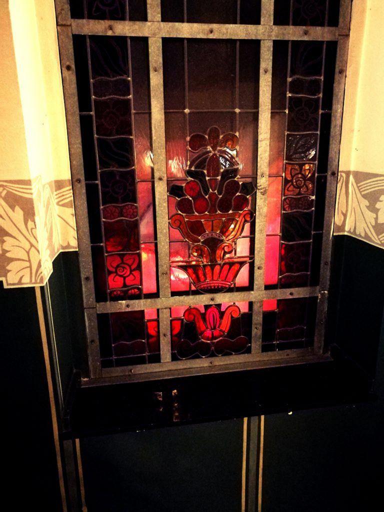 Blumendetail in den Glasfenstern im Treppenhaus