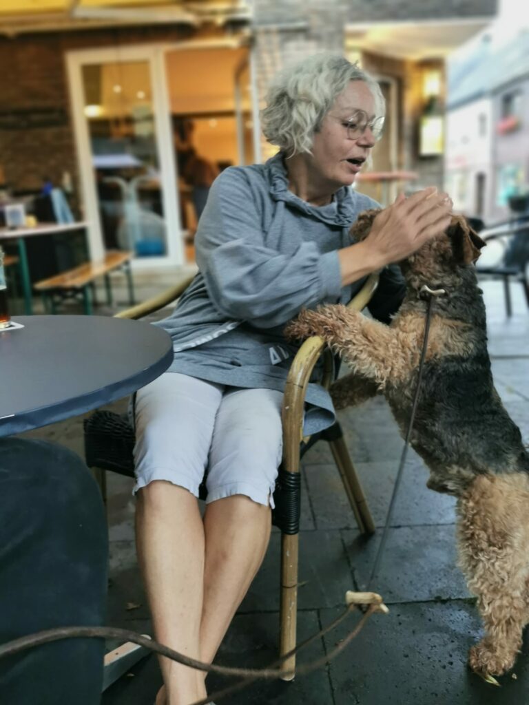 Hund Theo auf dem Hülser Marktplatz - Beginn einer Freundschaft © Susanne Böhling